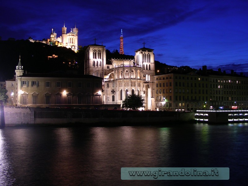 Panorama sul LungoRodano con la Chiesa Notre-Dame de Fourvière sullo sfondo