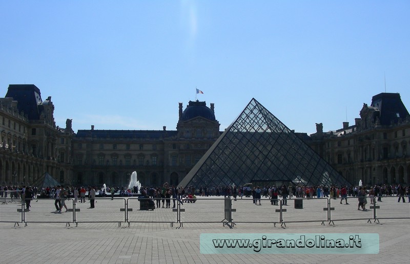 Museo del Louvre il cortile 