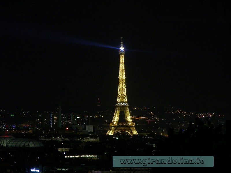 Parigi in pullman - La Torre Eiffel illuminata di notte