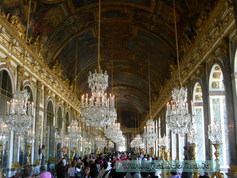 La Sala Degli Specchi nella Reggia di Versailles