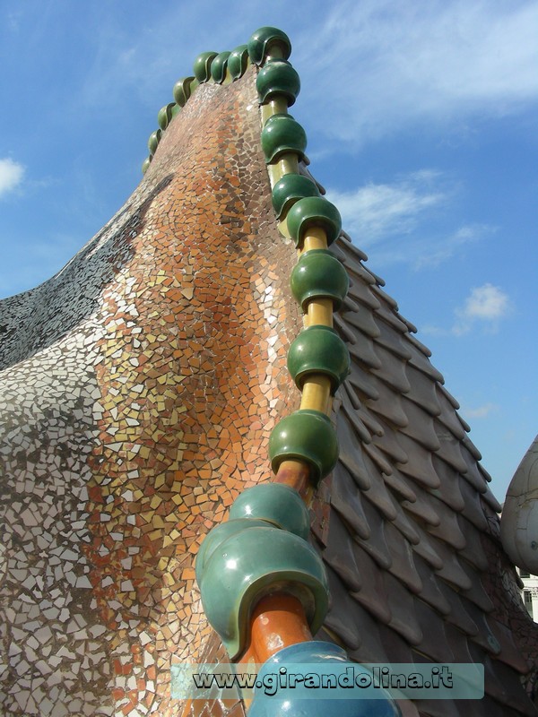 Il tetto a forma di schiena di drago di Casa Batllo’’, opera di Gaudì