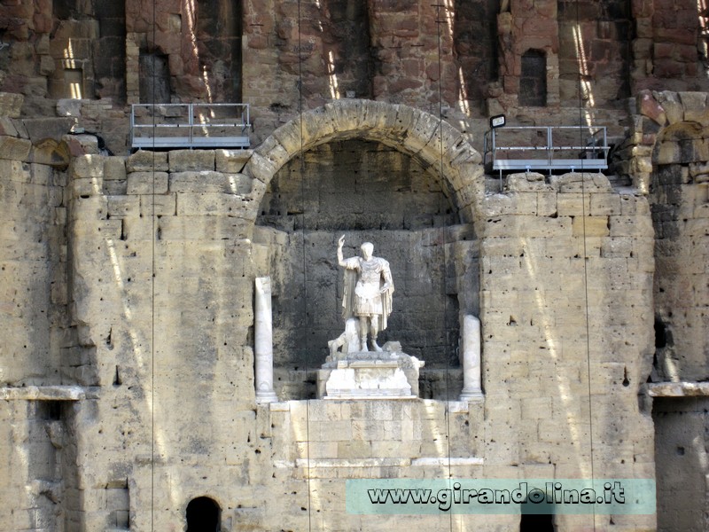 Imperatore Augusto con il braccio alzato