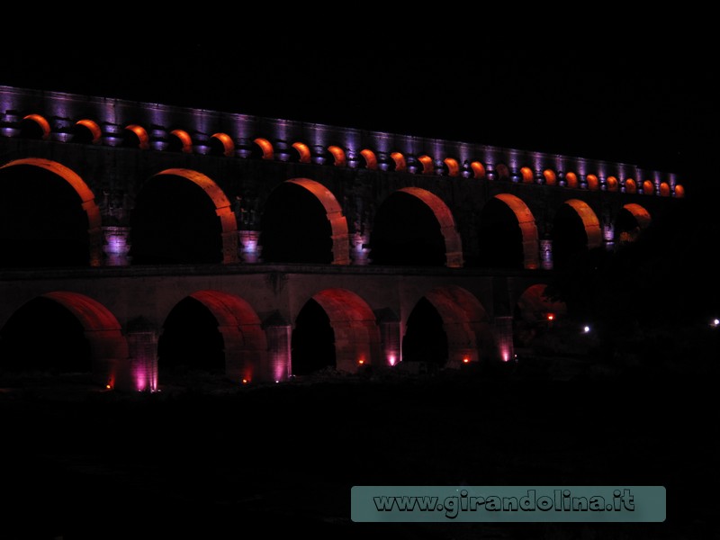 Il Pont du Gard illuminato di notte