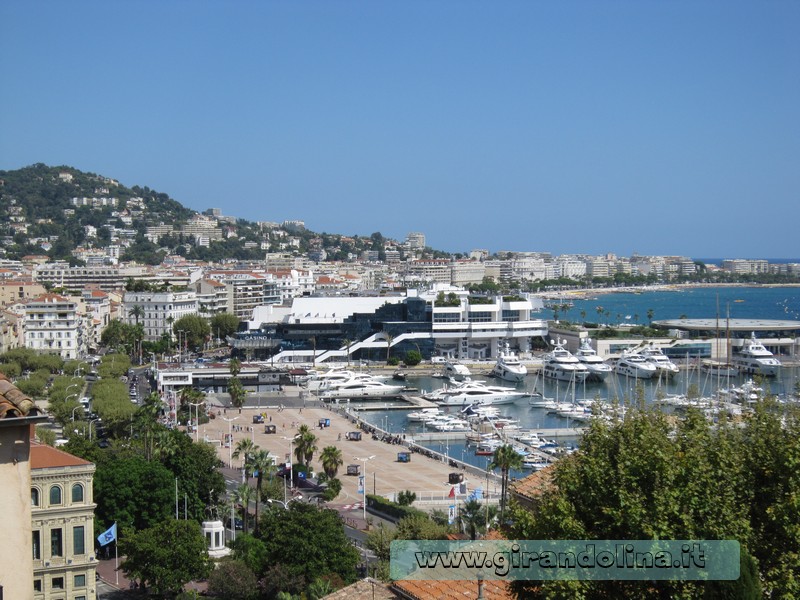 Piazza della Castre, e il panorama della Baia di Cannes