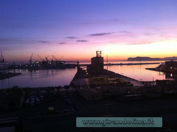 I tesori di Palermo L' alba sul Porto  visto dalla finestra della nostra camera