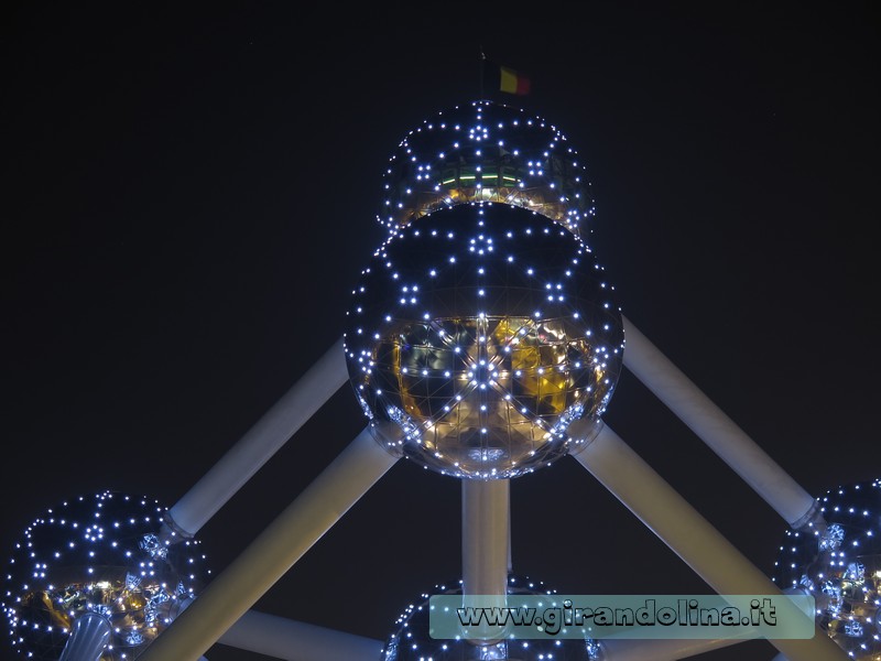 Particolare dell 'Atomium illuminato di notte - Bruxelles