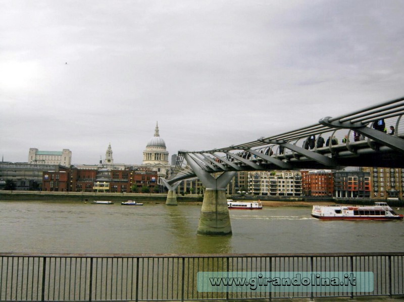 La chiesa Saint Paul con davanti il Millenium Bridge