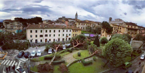 Piazza del Carmine danneggiata ( photo credits pagina facebook Meteo Pistoia)