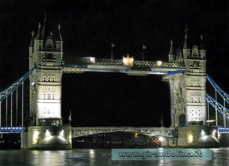 Il Tower Bridge in notturna