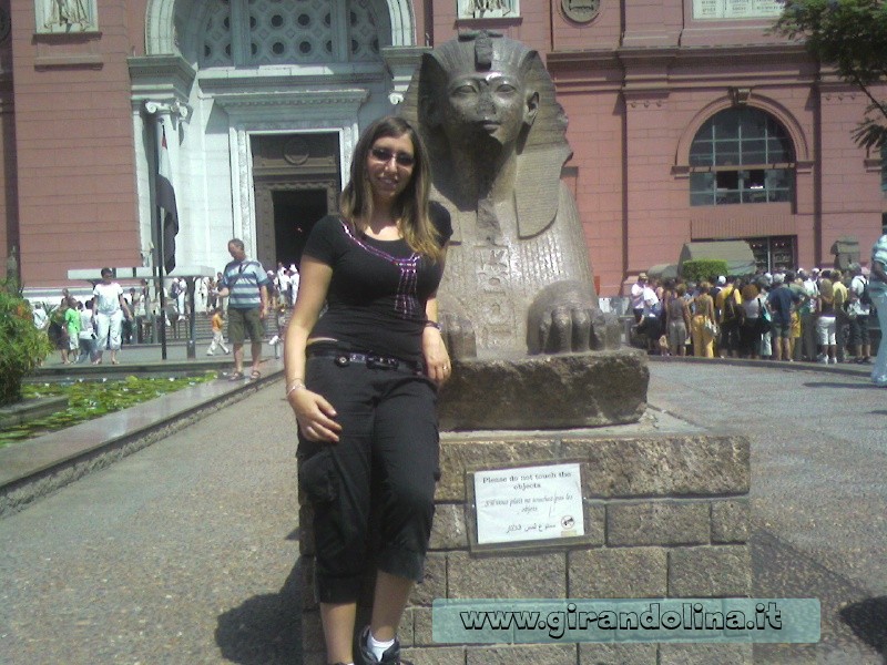 Elisa davanti al Museo Egizio del Cairo