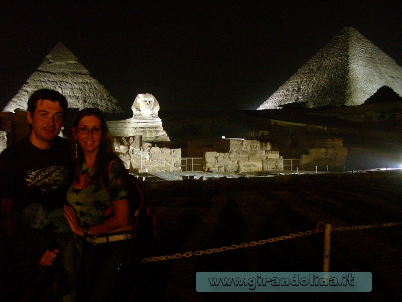 Piramidi Giza by night Egitto