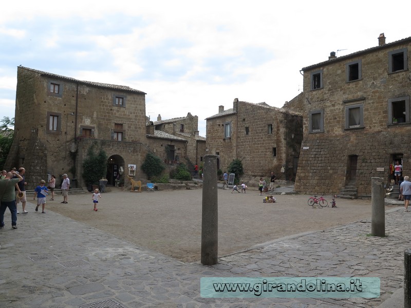 La piazzetta centrale del borgo