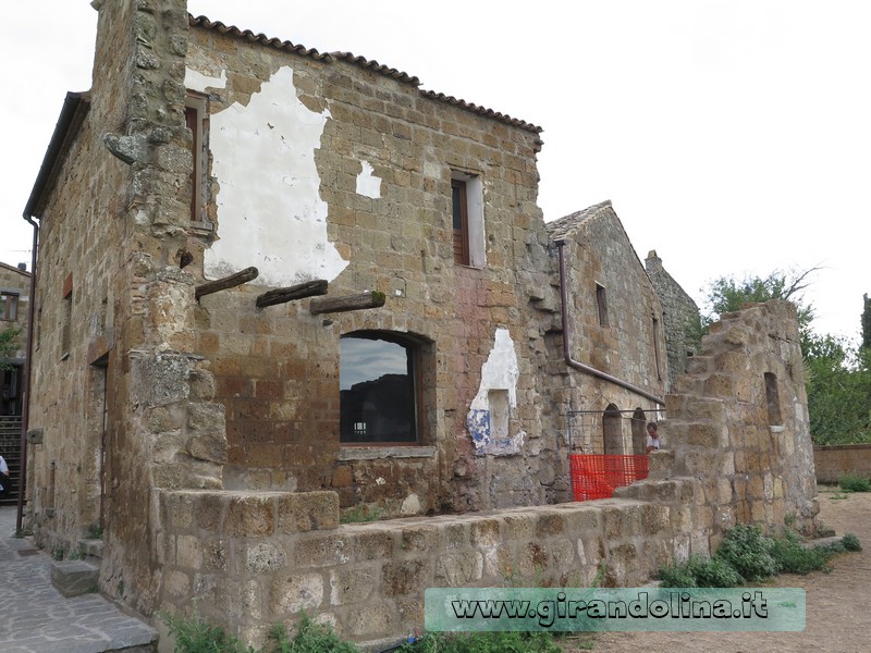 La casa distrutta di Civita di Bagnoregio