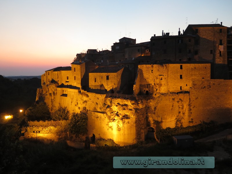 la Rocca Farnese al tramonto