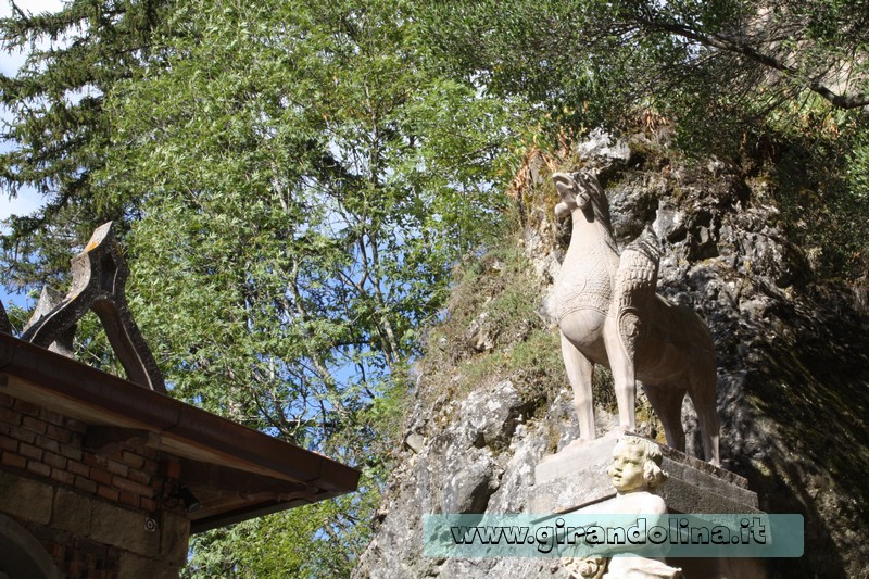 L' Ippogrifo all' entrata della Rocchetta