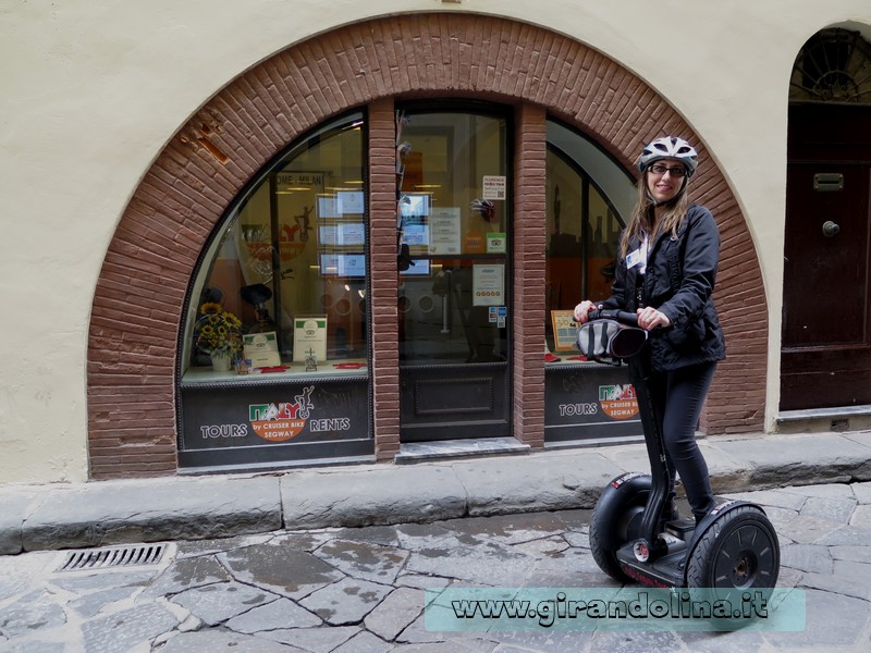 Girandolina davanti all' ufficio del Florence Segway Tours