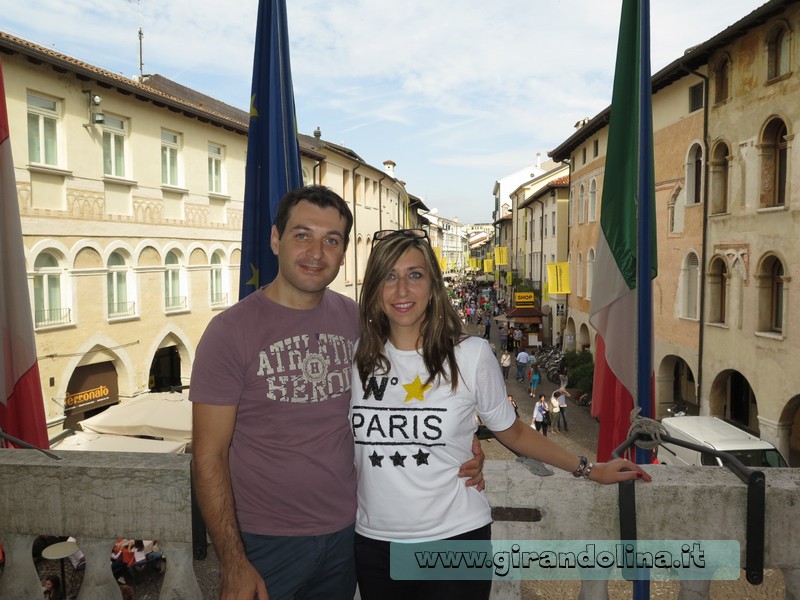 Foto sul balconcino del Municipio di Pordenone