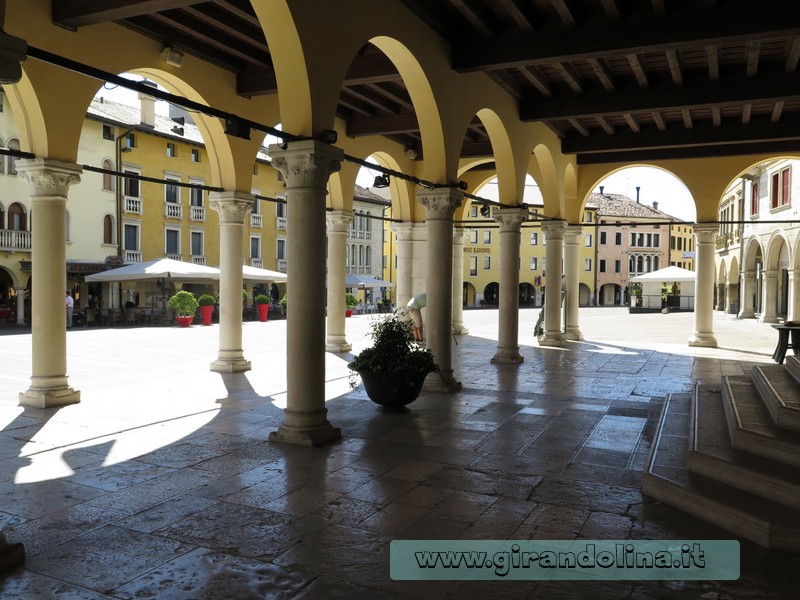 Piazza del Popolo e i suoi portici di Sacile 