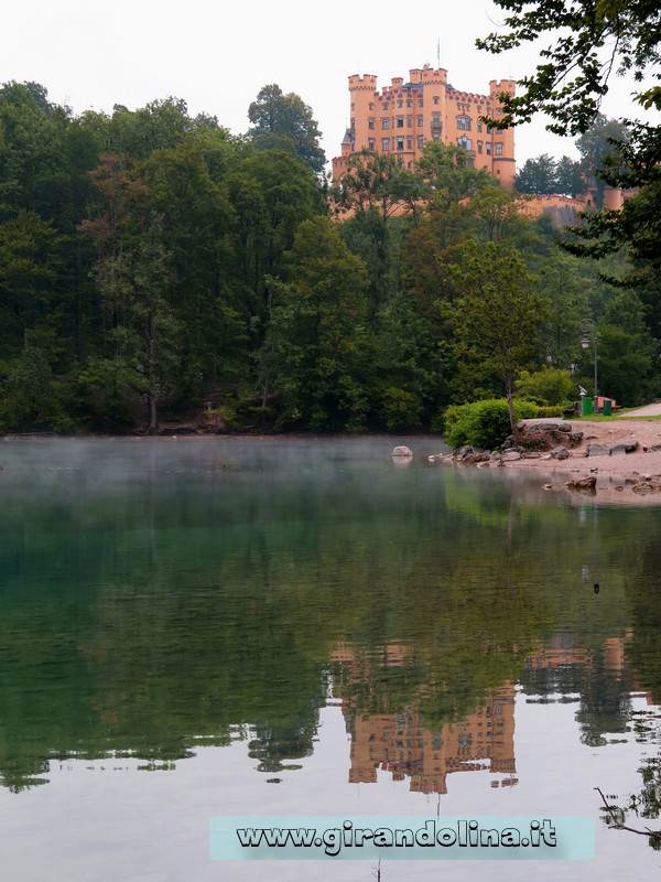 Lo Schloss Hohenschwangau specchiato sull 'Alpensee Castelli della Baviera