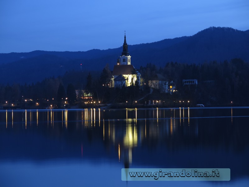 Isola di Bled notturna