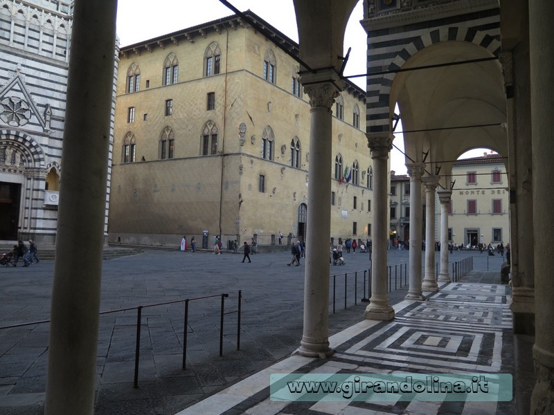 Particolare del porticato della Cattedrale di San Zeno