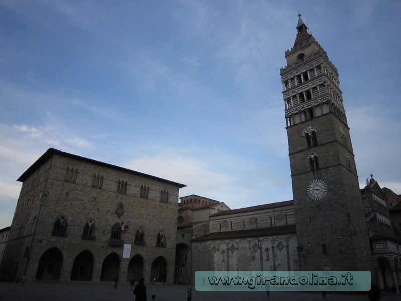 Pistoia, Piazza Duomo con il Palazzo Comunale e il Campanile