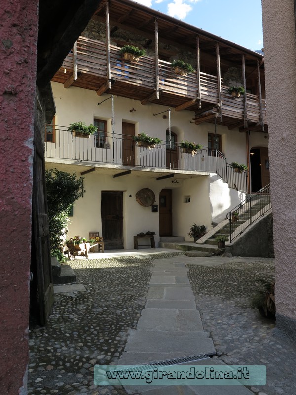 Tirano dove dormire L' Ostello del Castello il cortile interno