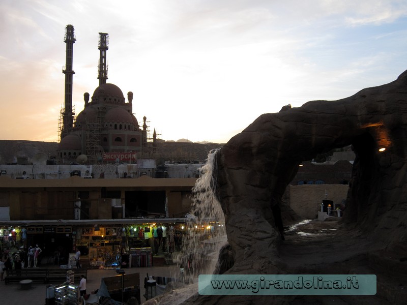 La città di Sharm Vecchia con sullo sfondo la Moschea in costruzione