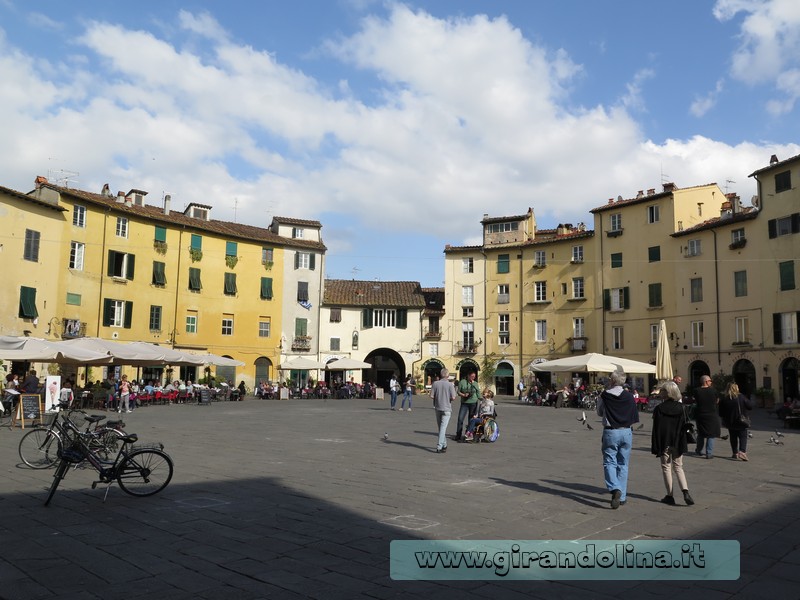 La Piazza Anfiteatro di Lucca