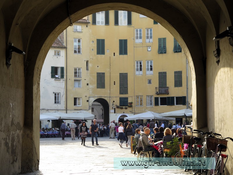 Uno dei 4 accessi alla Piazza Anfiteatro di Lucca