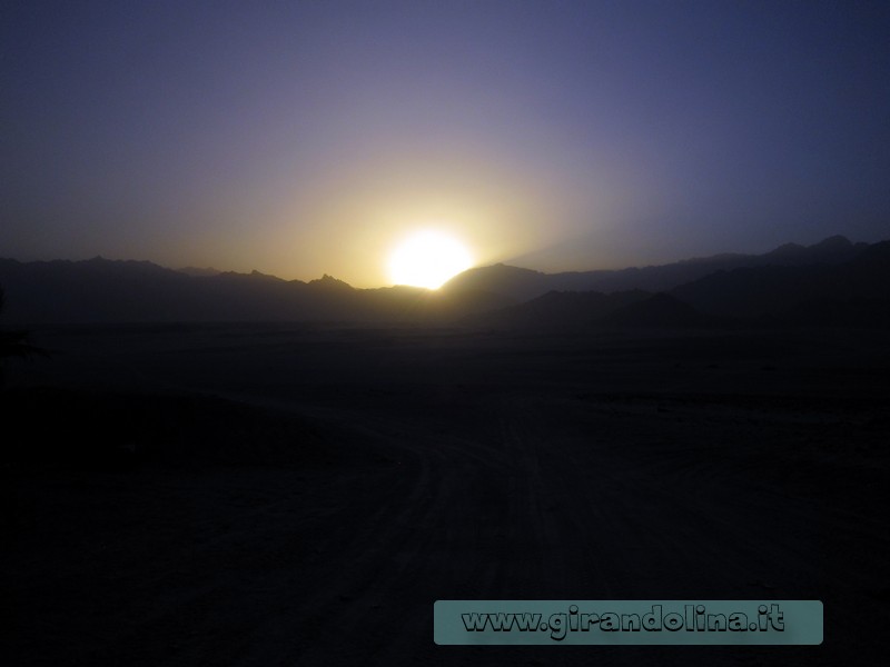 Il tramonto egiziano nel deserto di Sharm El Sheikh