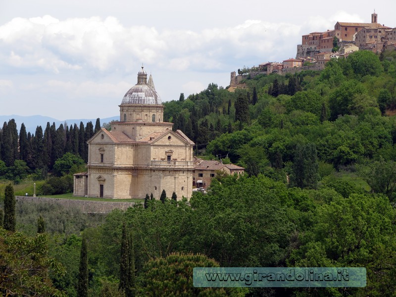 Val D'Orcia - La Chiesa di San Biagio, con lo sfondo di Montepulciano