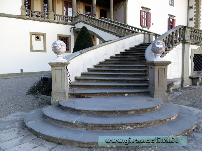 La scalinata della Villa Medicea di Artimino