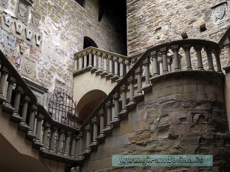 Castello di Poppi, la scalinata interna