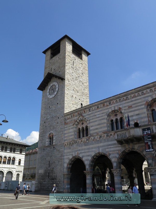 Como, La Torre Campanaria e il Broletto in Piazza Duomo