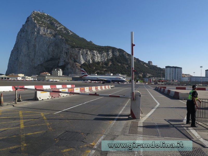 Il decollo dell'aereo all'aeroporto di Gibilterra