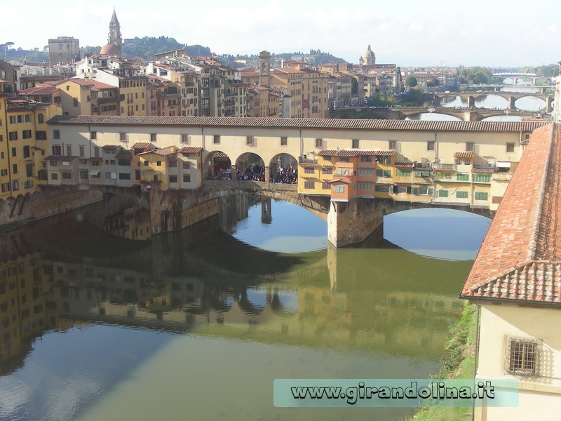 Firenze , il Ponte Vecchio con sopra il Corridoio Vasariano