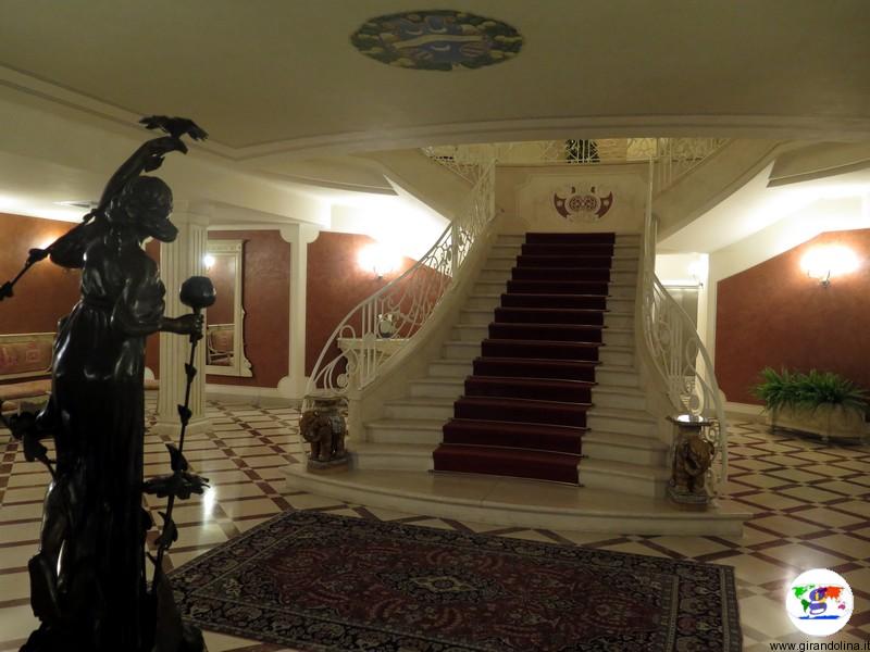 L' atrio e la superba scalinata di Villa La Borghetta
