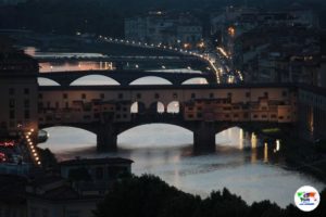 Il Ponte Vecchio di Firenze al tramonto veduta dal Piazzale Michelangelo