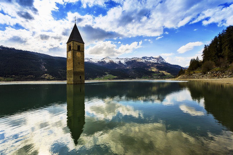 I laghi italiani più belli - Lago di Resia ( ph Shutterstock)