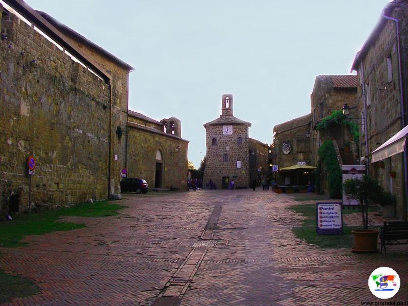 La Piazza principale di Sovana - Città del Tufo