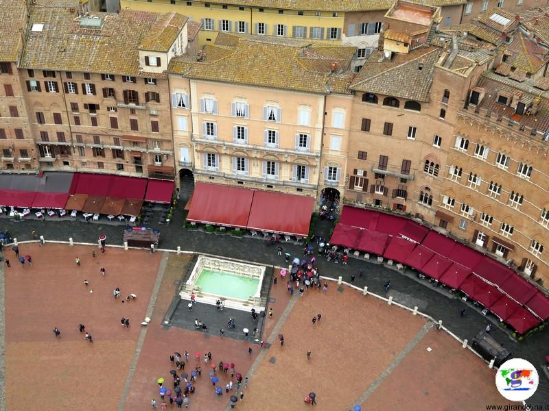 Siena, la Fonte Gaia, vista dalla sommità della Torre del Mangia