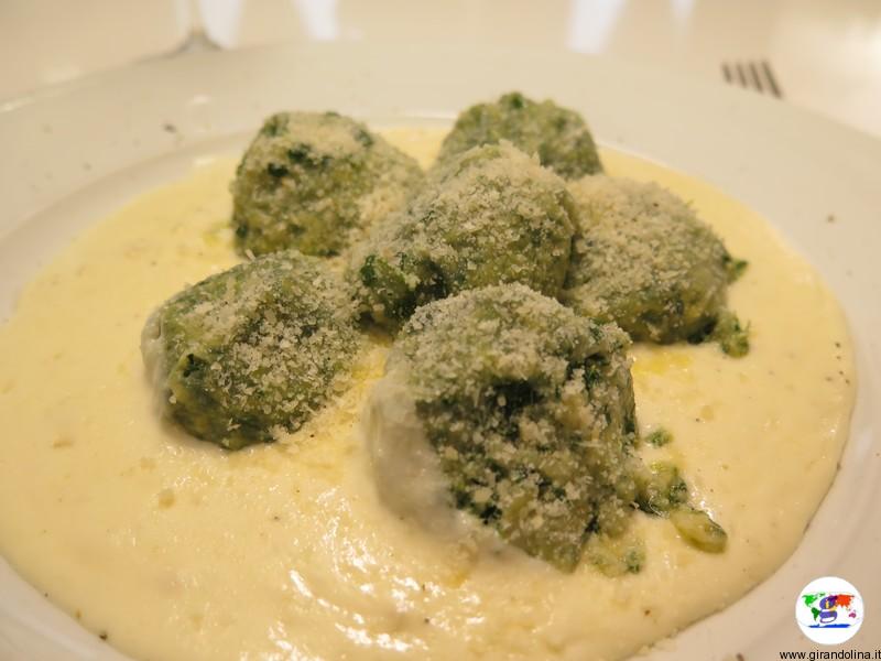 Gastronomia senese I nostri Malfatti alla fonduta di formaggio alla Scuola di Lella