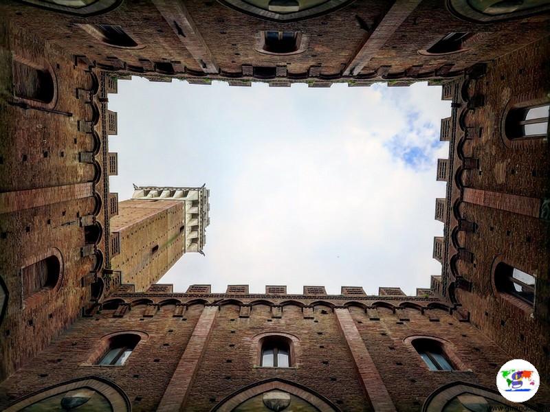  la Torre del Mangia vista dal cortile interno del Palazzo Pubblico