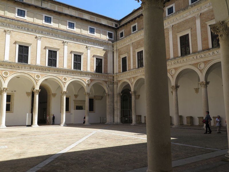 Palazzo Ducale di Urbino, il cortile d’onore lauranesco