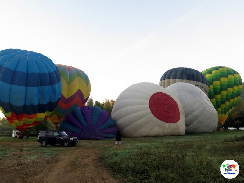 Volare in Mongolfiera in Toscana, il gonfiaggio dei palloni