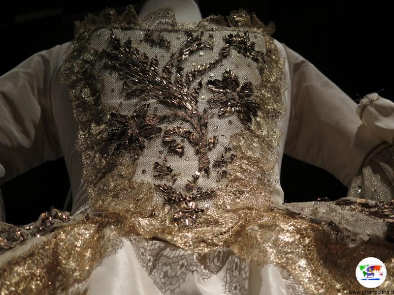 Maria Antonietta la mostra a Prato, particolare dell'abito da sposa