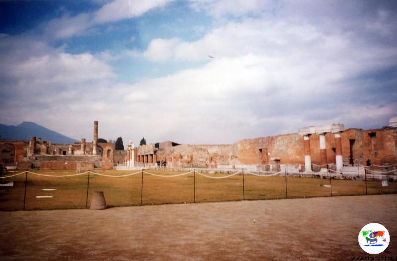 Pompei , foto di 20 anni fa, durante la gita scolastica