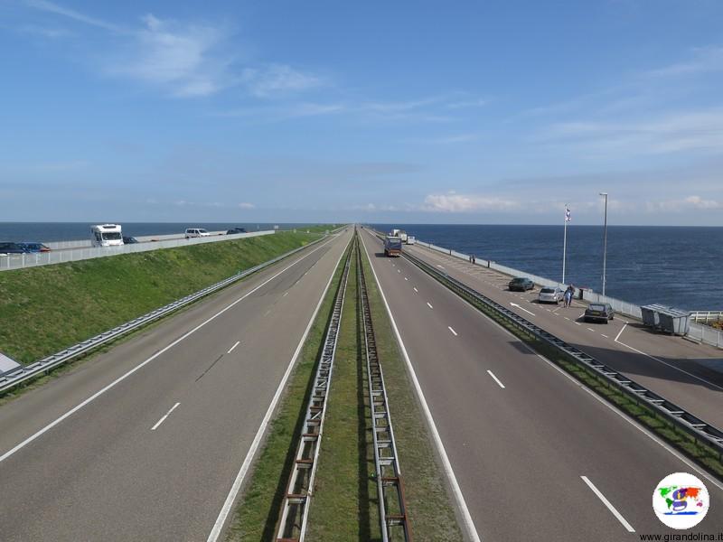Diga Afsluitdijk, la più grande diga olandese, autostrada