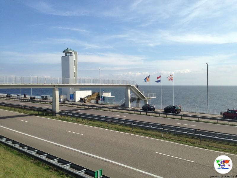 Diga Afsluitdijk, la più grande diga olandese, autostrada